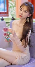 气质女生Lynn刘奕宁气质白裙，复古旗袍，亮眼红裙等裙装系列街拍图集