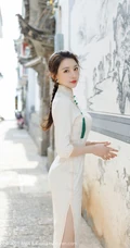 气质女生Lynn刘奕宁气质白裙，复古旗袍，亮眼红裙等裙装系列街拍图集