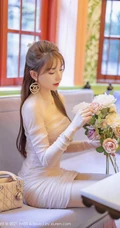 气质女生Lynn刘奕宁气质白裙，复古旗袍，亮眼红裙等裙装系列街拍图集