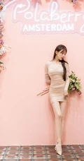 气质女生Lynn刘奕宁气质白裙，复古旗袍，亮眼红裙等裙装系列街拍图集