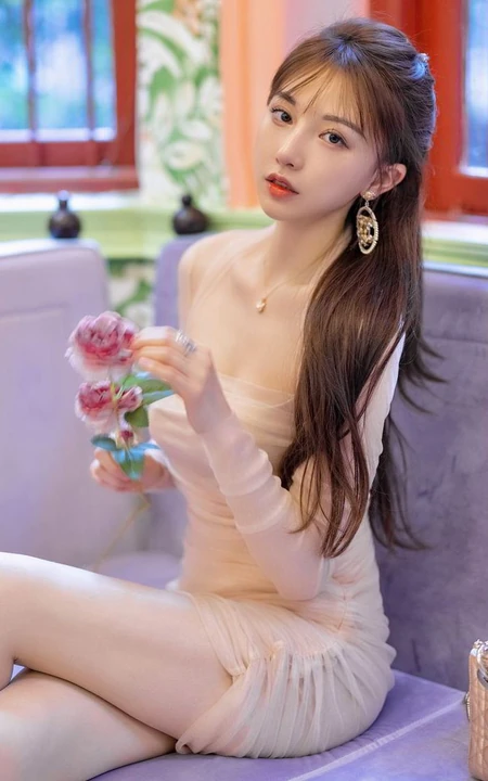 气质女生Lynn刘奕宁气质白裙，复古旗袍，亮眼红裙等裙装系列街拍图集