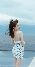 气质女生Lynn刘奕宁气质白裙，复古旗袍，亮眼红裙等裙装系列街拍图集