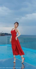 气质女生Lynn刘奕宁气质白裙，复古旗袍，亮眼红裙等裙装系列街拍图集