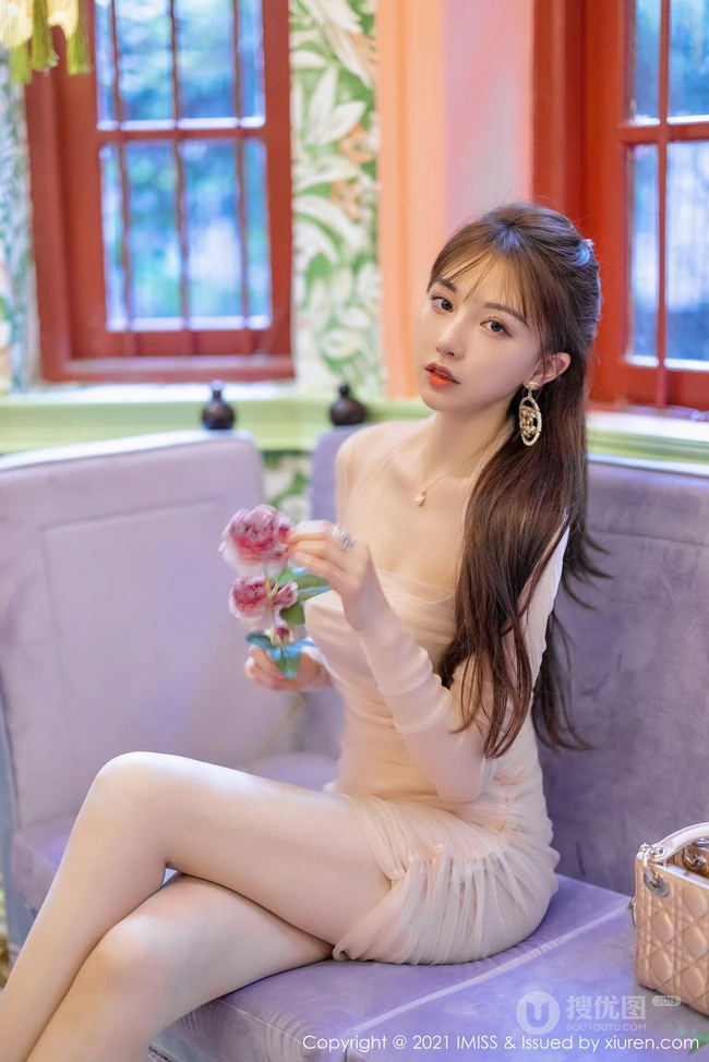 气质女生Lynn刘奕宁气质白裙，复古旗袍，亮眼红裙等裙装系列街拍图集