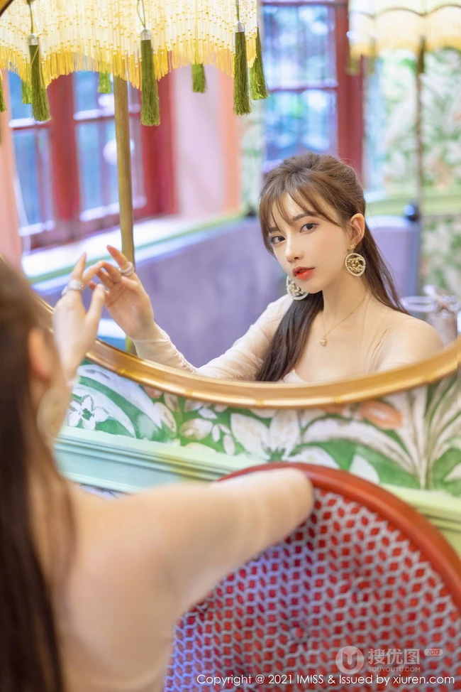 气质女生Lynn刘奕宁气质白裙，复古旗袍，亮眼红裙等裙装系列街拍图集