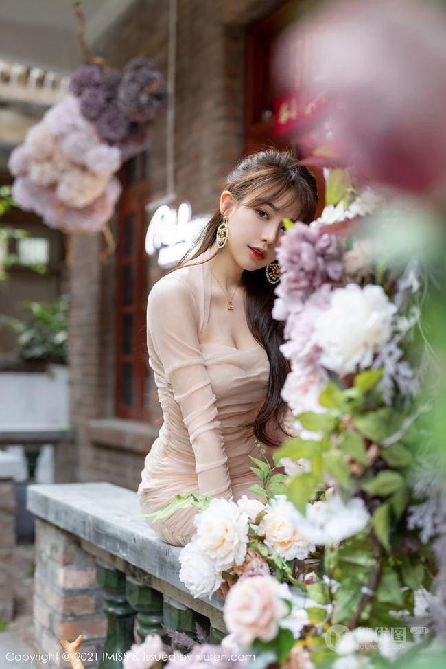 气质女生Lynn刘奕宁气质白裙，复古旗袍，亮眼红裙等裙装系列街拍图集