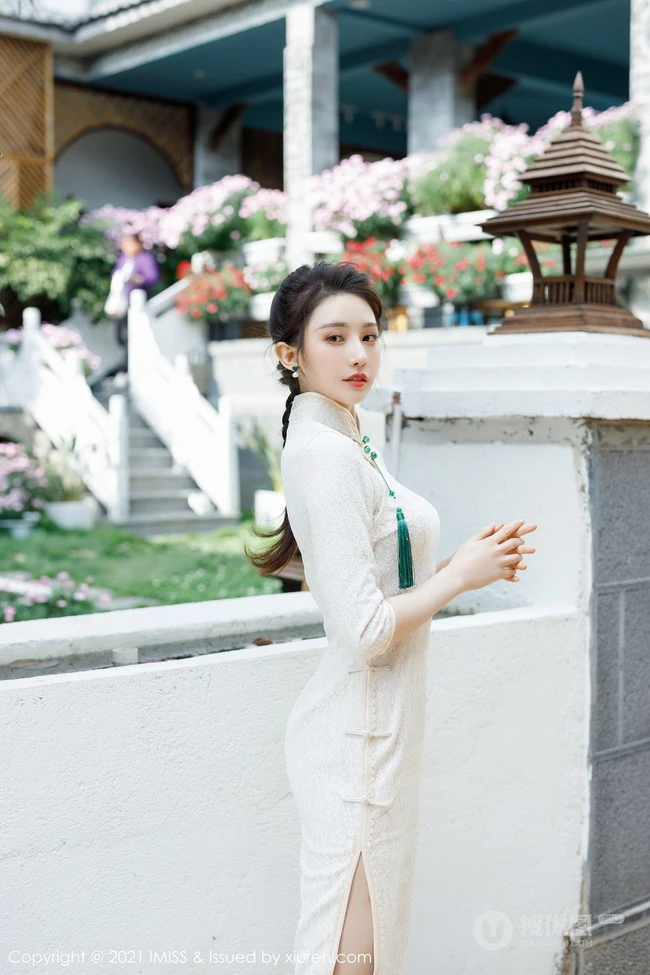 气质女生Lynn刘奕宁气质白裙，复古旗袍，亮眼红裙等裙装系列街拍图集