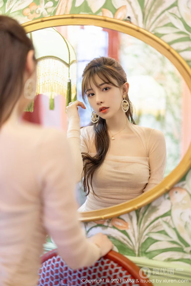 气质女生Lynn刘奕宁气质白裙，复古旗袍，亮眼红裙等裙装系列街拍图集