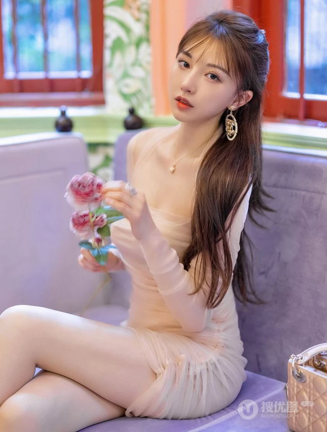 气质女生Lynn刘奕宁气质白裙，复古旗袍，亮眼红裙等裙装系列街拍图集