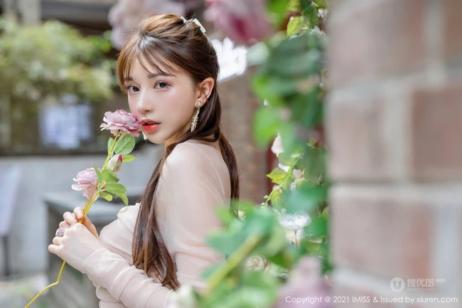 气质女生Lynn刘奕宁气质白裙，复古旗袍，亮眼红裙等裙装系列街拍图集