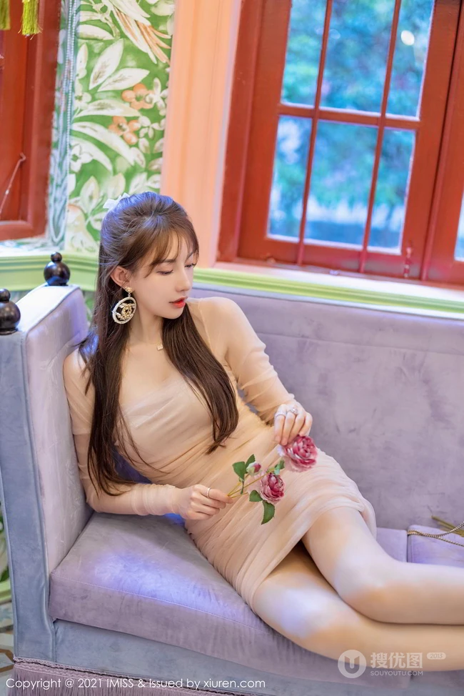 气质女生Lynn刘奕宁气质白裙，复古旗袍，亮眼红裙等裙装系列街拍图集