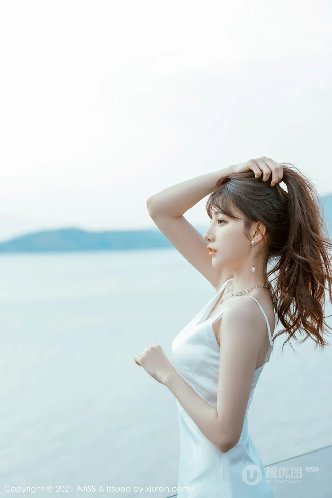 气质女生Lynn刘奕宁气质白裙，复古旗袍，亮眼红裙等裙装系列街拍图集