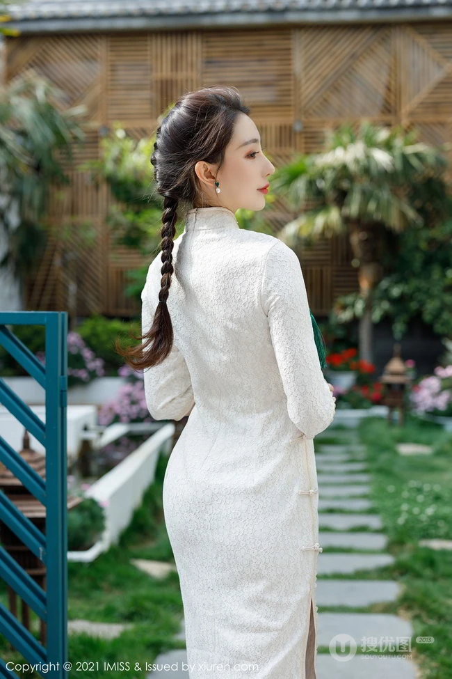 气质女生Lynn刘奕宁气质白裙，复古旗袍，亮眼红裙等裙装系列街拍图集