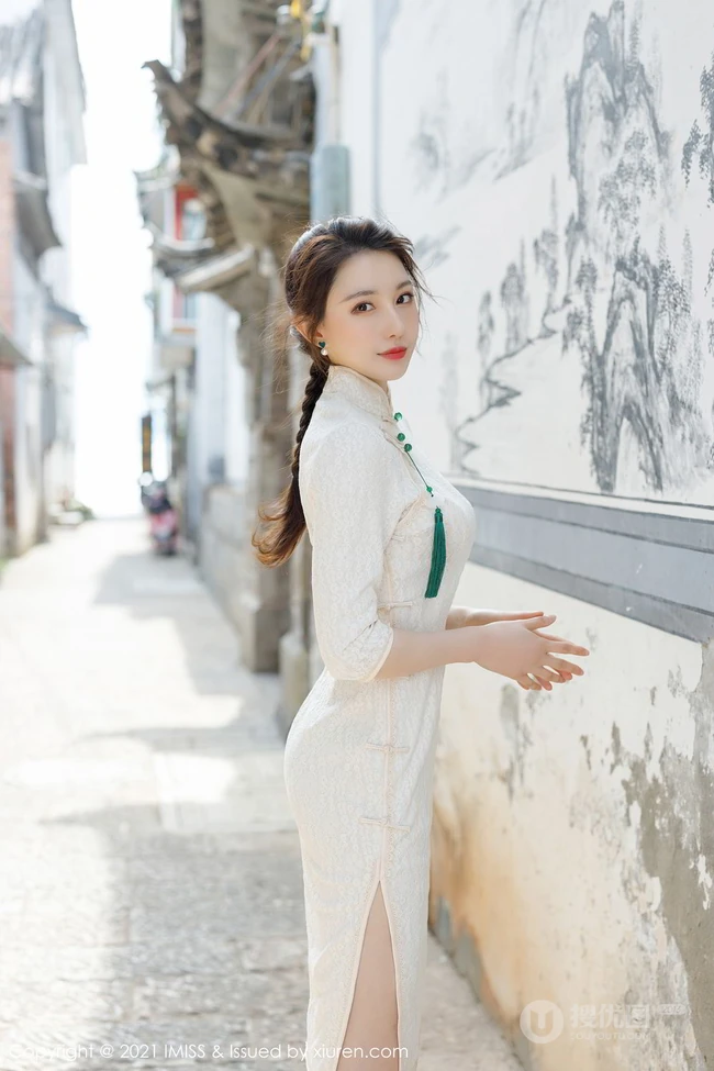 气质女生Lynn刘奕宁气质白裙，复古旗袍，亮眼红裙等裙装系列街拍图集