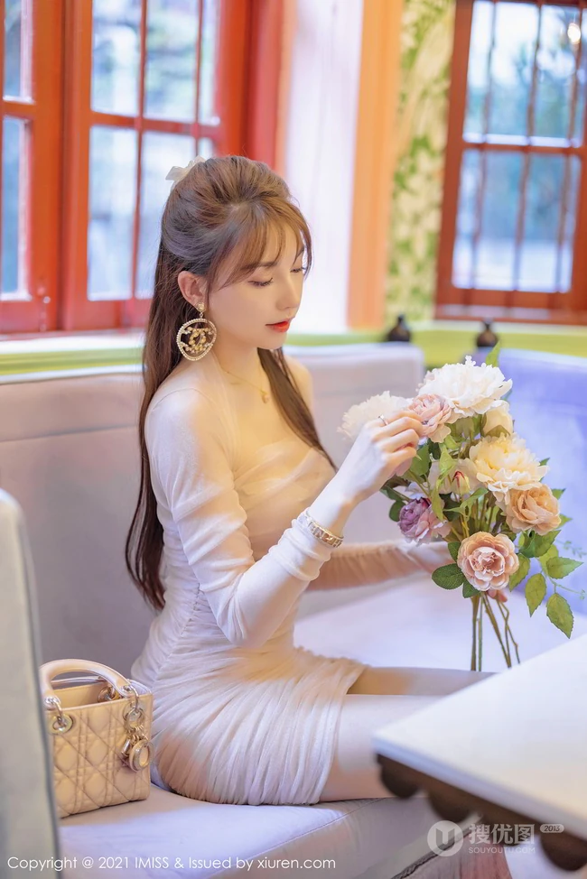 气质女生Lynn刘奕宁气质白裙，复古旗袍，亮眼红裙等裙装系列街拍图集