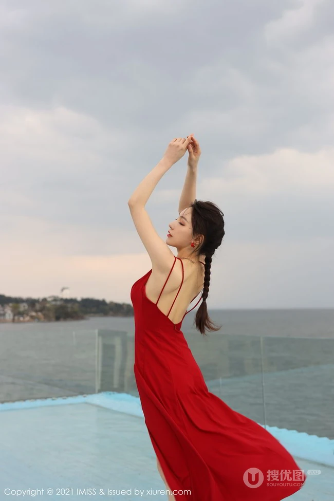 气质女生Lynn刘奕宁气质白裙，复古旗袍，亮眼红裙等裙装系列街拍图集