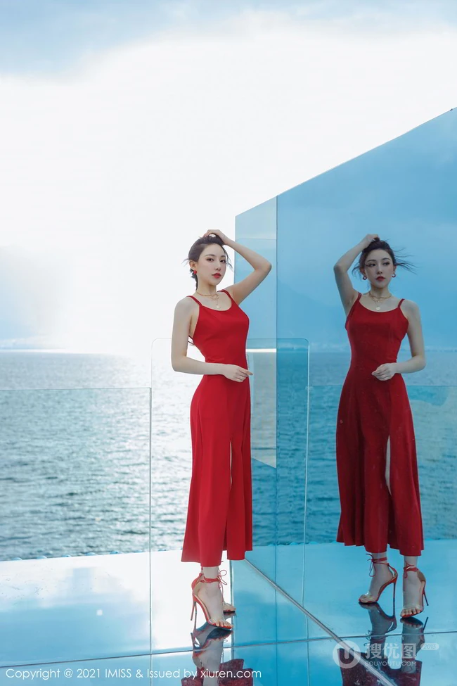 气质女生Lynn刘奕宁气质白裙，复古旗袍，亮眼红裙等裙装系列街拍图集