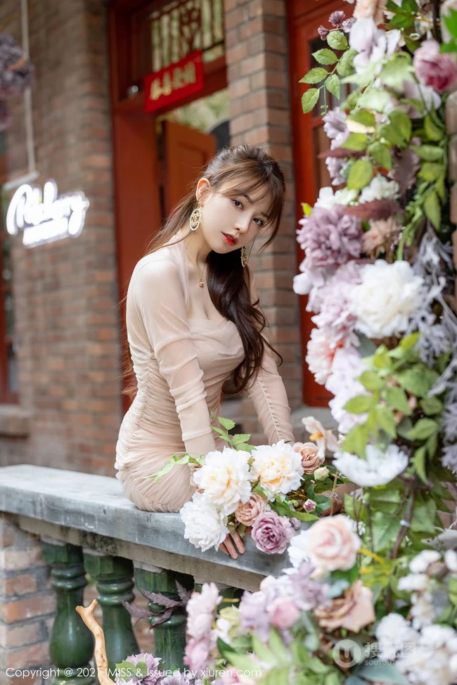 气质女生Lynn刘奕宁气质白裙，复古旗袍，亮眼红裙等裙装系列街拍图集