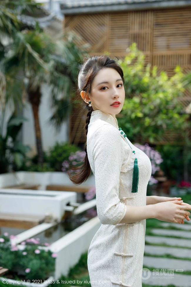 气质女生Lynn刘奕宁气质白裙，复古旗袍，亮眼红裙等裙装系列街拍图集