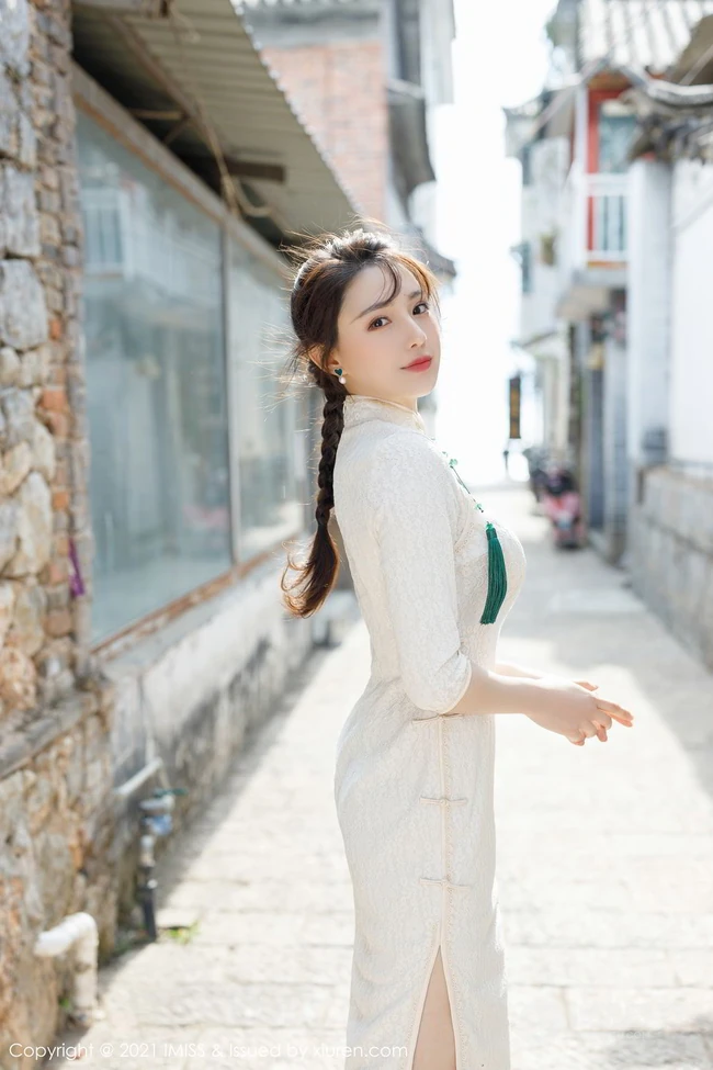 气质女生Lynn刘奕宁气质白裙，复古旗袍，亮眼红裙等裙装系列街拍图集