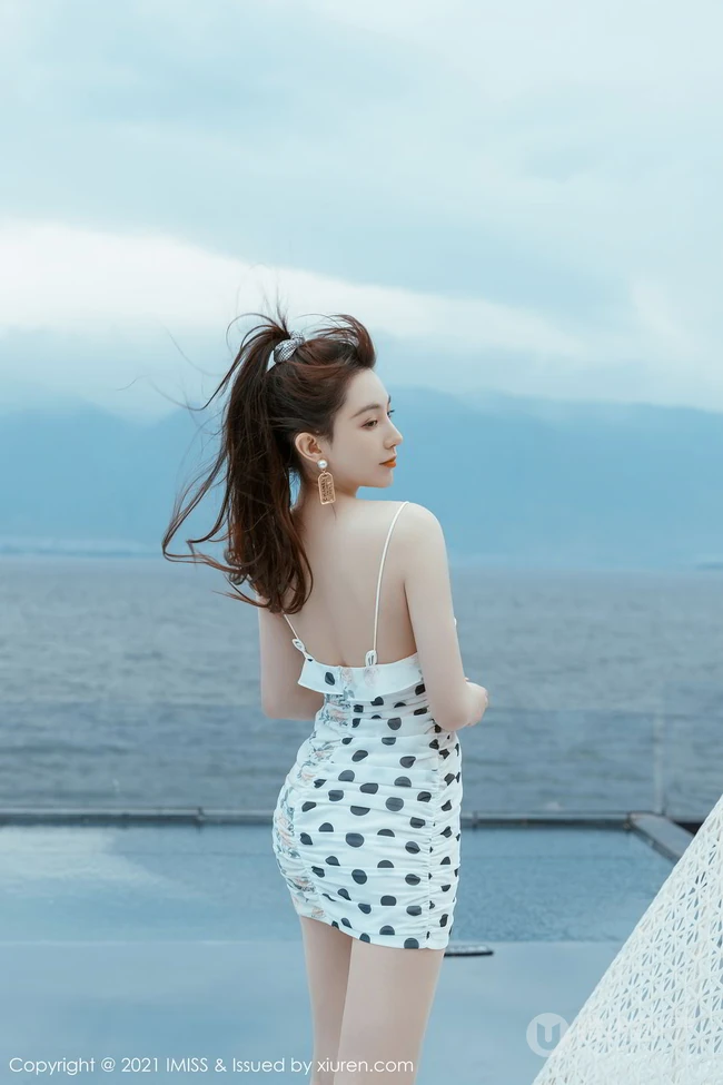 气质女生Lynn刘奕宁气质白裙，复古旗袍，亮眼红裙等裙装系列街拍图集