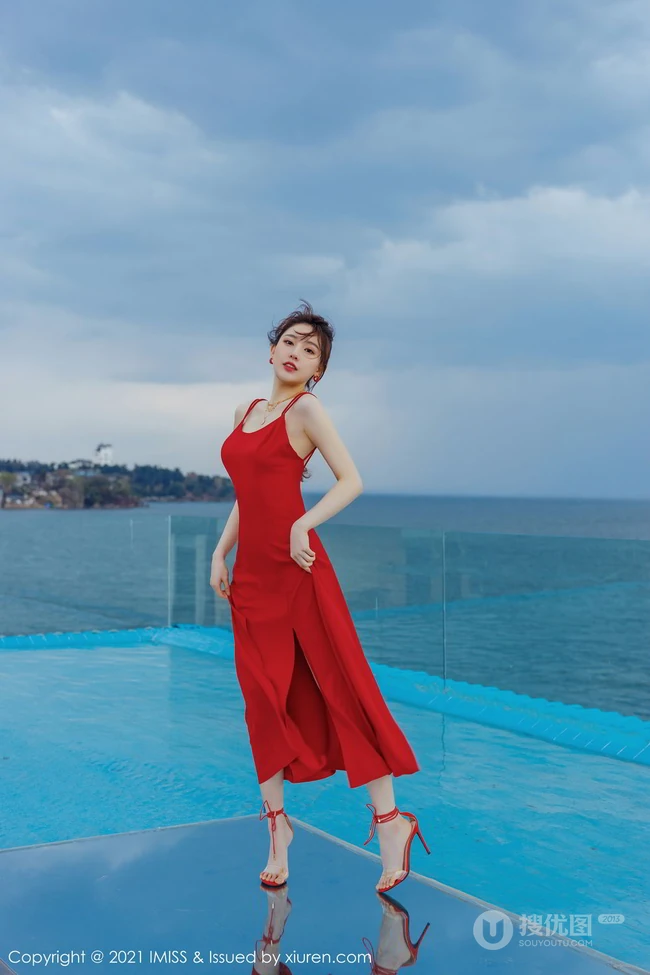 气质女生Lynn刘奕宁气质白裙，复古旗袍，亮眼红裙等裙装系列街拍图集