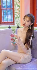 气质女生Lynn刘奕宁气质白裙，复古旗袍，亮眼红裙等裙装系列街拍图集