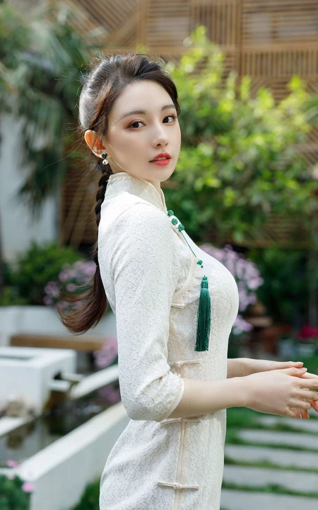 性感优雅复古气质麻花辫美女紧身白色旗袍装街拍写真手机壁纸图片