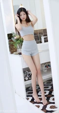高挑气质女生嫩模Laura苏雨彤气质运动肩带文胸背心短裤居家写真套图