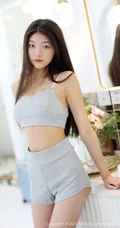高挑气质女生嫩模Laura苏雨彤气质运动肩带文胸背心短裤居家写真套图