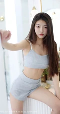 高挑气质女生嫩模Laura苏雨彤气质运动肩带文胸背心短裤居家写真套图