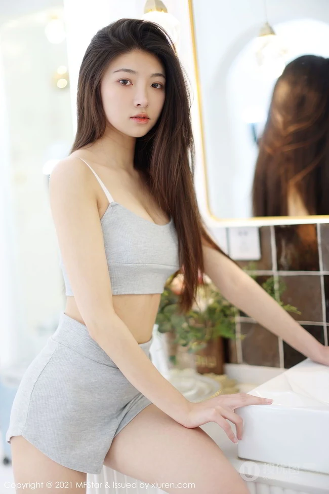 高挑气质女生嫩模Laura苏雨彤气质运动肩带文胸背心短裤居家写真套图