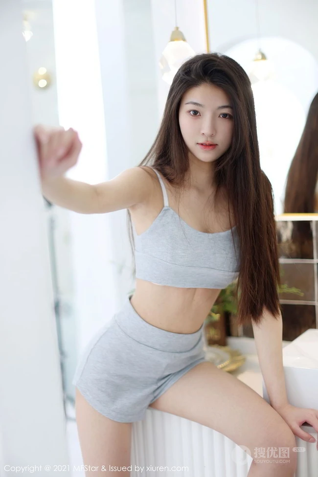 高挑气质女生嫩模Laura苏雨彤气质运动肩带文胸背心短裤居家写真套图
