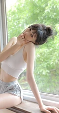 渐入小暑，闲暇时光只想呆在家，大白线条感少女肩带背心短裤居家室内照