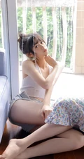 渐入小暑，闲暇时光只想呆在家，大白线条感少女肩带背心短裤居家室内照