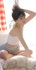 渐入小暑，闲暇时光只想呆在家，大白线条感少女肩带背心短裤居家室内照