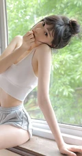 渐入小暑，闲暇时光只想呆在家，大白线条感少女肩带背心短裤居家室内照