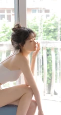 渐入小暑，闲暇时光只想呆在家，大白线条感少女肩带背心短裤居家室内照