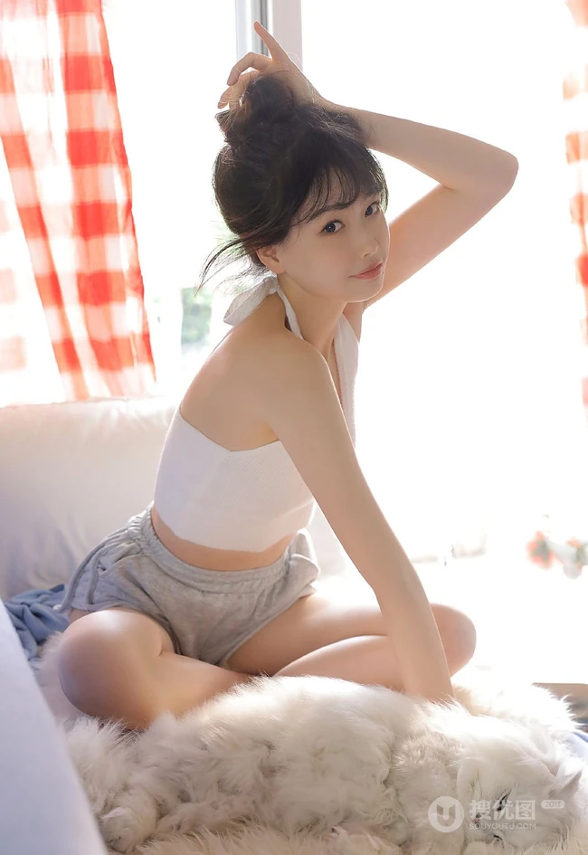 渐入小暑，闲暇时光只想呆在家，大白线条感少女肩带背心短裤居家室内照