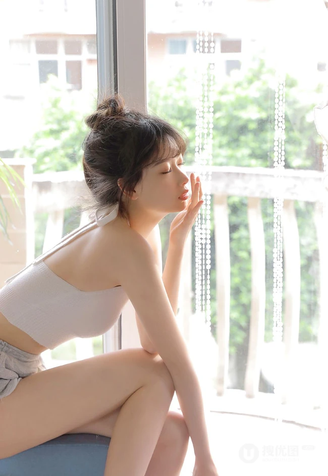 渐入小暑，闲暇时光只想呆在家，大白线条感少女肩带背心短裤居家室内照
