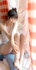 渐入小暑，闲暇时光只想呆在家，大白线条感少女肩带背心短裤居家室内照