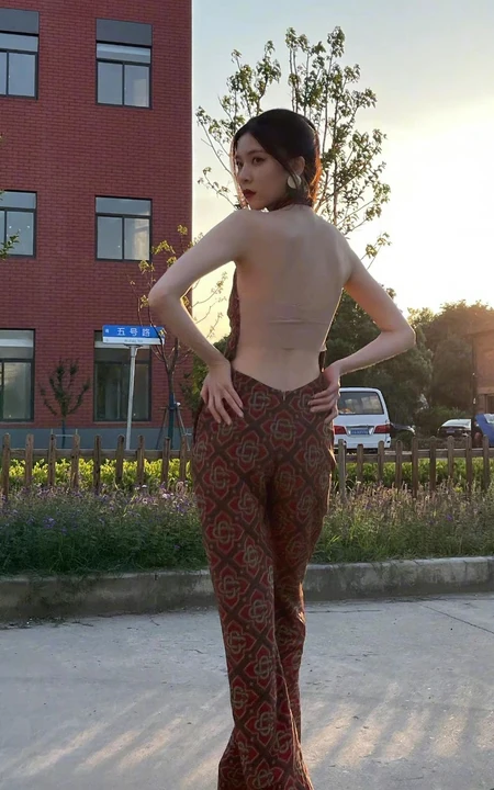 宋妍霏气质紧身印花露背连体裤大秀美背街拍生活照图片
