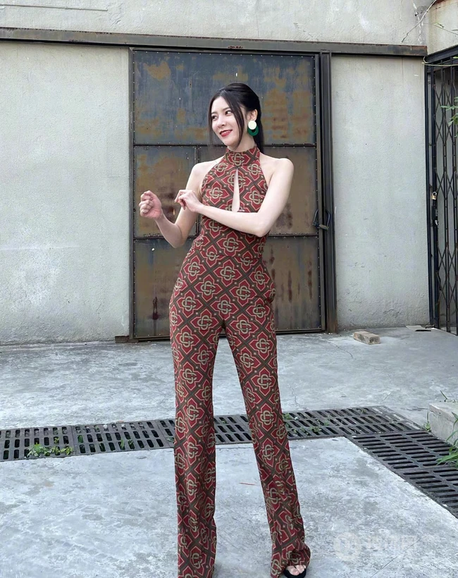 宋妍霏气质紧身印花露背连体裤大秀美背街拍生活照图片