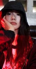 刘浩存酷美嘻哈彩色印花套装穿搭慵懒与帅气街拍图片