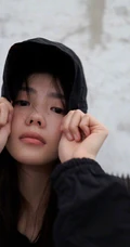 刘浩存酷美嘻哈彩色印花套装穿搭慵懒与帅气街拍图片