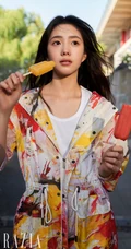 刘浩存酷美嘻哈彩色印花套装穿搭慵懒与帅气街拍图片