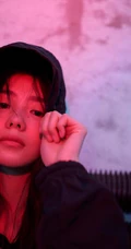 刘浩存酷美嘻哈彩色印花套装穿搭慵懒与帅气街拍图片