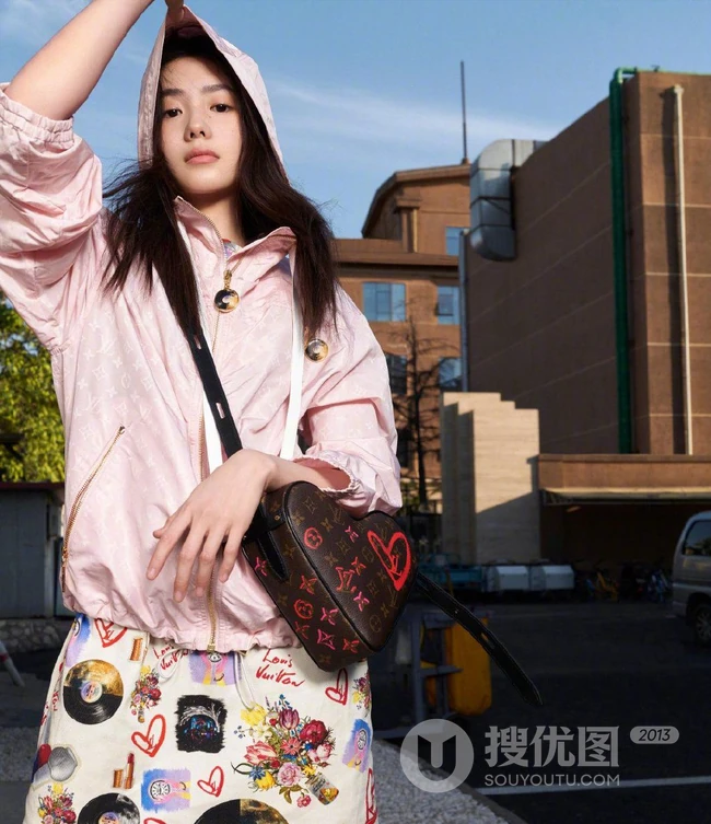 刘浩存酷美嘻哈彩色印花套装穿搭慵懒与帅气街拍图片