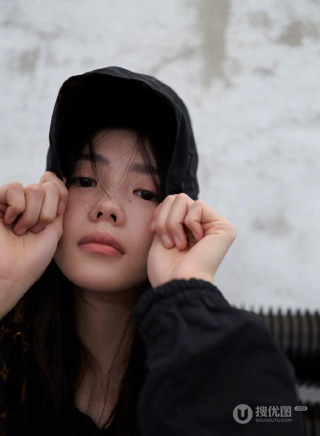 刘浩存酷美嘻哈彩色印花套装穿搭慵懒与帅气街拍图片