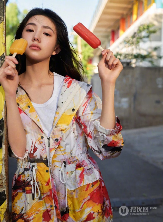 刘浩存酷美嘻哈彩色印花套装穿搭慵懒与帅气街拍图片